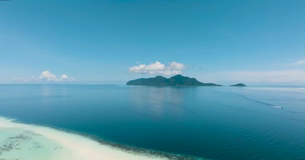 Pulau Tropis Dan Laut Biru Melawan Langit Dan Awan Tun — Stok Video