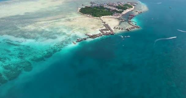 Mavi Denizde Mercan Resifi Plajı Olan Tropik Ada Mabul Semporna — Stok video
