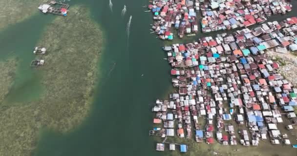 Letecký Dron Vesnice Borneu Domy Stojící Vodě Chůdách Borneo Semporna — Stock video