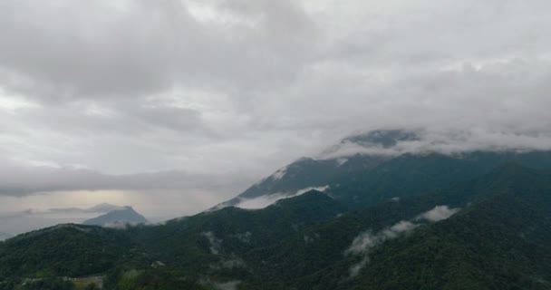 热带山脉和有热带雨林的山坡的空中景观 Borneo Sabah Malaysia — 图库视频影像