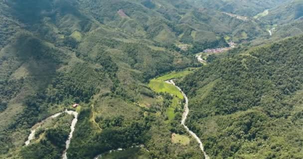 Luchtvaart Drone Van Rivier Een Vallei Tussen Bergen Met Jungle — Stockvideo