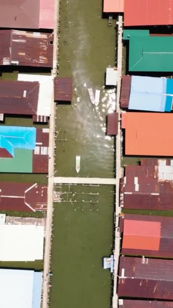 Luchtfoto Van Vissersdorp Het Eiland Borneo Met Huizen Palen Zee — Stockvideo