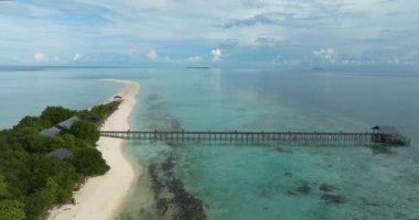 Tropikal adanın ve kumsalın insansız hava aracı. Timba Timba adası. Tun Sakaran Deniz Parkı. Borneo, Sabah, Malezya.