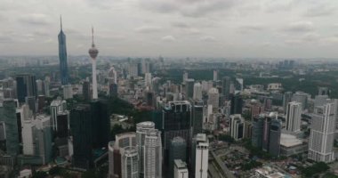 Kuala Lumpur, Malezya - 11 Eylül 2022: Kuala Lumpur 'un gökdelenleri ve binaları ile birlikte havadan görünüşü. Merdeka Kulesi, Menara Kuala Lumpur.