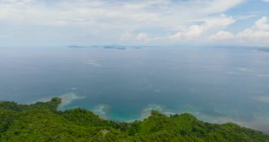 Adaları ve koyları olan tropikal manzara manzarası. Tropik bölgelerde deniz manzarası. Borneo, Sabah, Malezya.