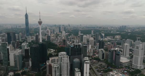 クアラルンプール マレーシア 2022年9月11日 建物と高層ビルを備えたクアラルンプールの中心部の空想的な眺め メルデカ タワー メンラ クアラルンプール — ストック動画