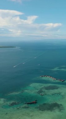 Tropik adaların ve tropik mercan resiflerinin en üst görüntüsü. Tun Sakaran Deniz Parkı. Borneo, Sabah, Malezya.