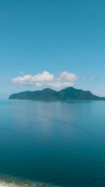 Tropische Eilanden Blauwe Zee Tegen Lucht Wolken Tun Sakaran Marine — Stockvideo