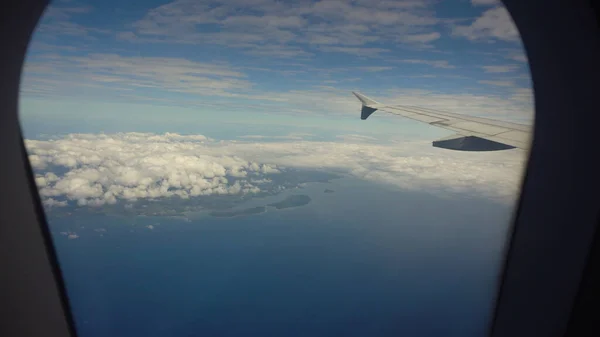 Αεροσκάφος Γαλάζια Θάλασσα Ωκεάνια Και Τροπικά Νησιά Κοιτώντας Μέσα Από — Φωτογραφία Αρχείου