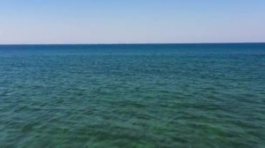 Denizin üzerinden uçmak. Mavi deniz ve gökyüzü. Filipinler.