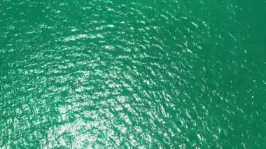 Üst görünüm şeffaf turkuaz okyanus su yüzeyi.