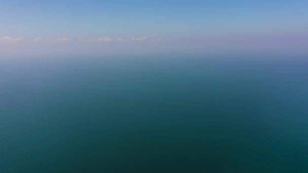 Suprafața Oceanului Albastru Valuri Cer Albastru Nor Vedere Aeriană — Videoclip de stoc