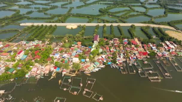フィリピンの田舎の養殖場と村の空中ビュー — ストック動画