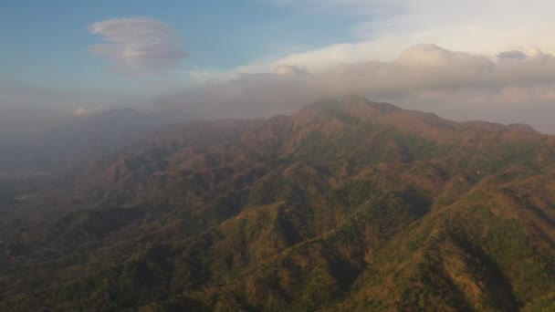 Ηλιοβασίλεμα Στα Βουνά Ενάντια Στον Γαλάζιο Ουρανό Και Σύννεφα Φιλιππίνες — Αρχείο Βίντεο