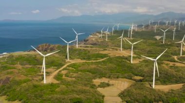 Deniz kıyısındaki Rüzgar Türbini güç jeneratörlerinin hava görüntüsü. Alternatif Yenilenebilir Enerji. Filipinler.