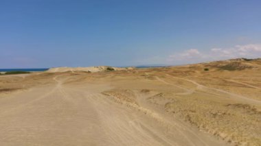 Paoay kum tepeciği. Kum tepecikleri gökyüzü ile birlikte denize yakın. Ilocos Norte, Filipinler.