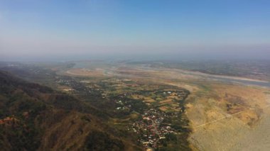 Nehir 'in yukarıdan tarımsal arazi ve tarım arazisi manzaralı kırsal kesiminin havadan görüntüsü. Luzon, Filipinler.