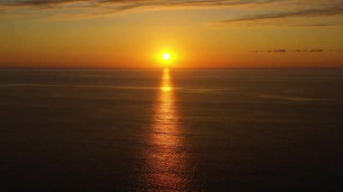 Deniz üzerinde günbatımının hava panoramik görüntüsü. Gökyüzü, bulutlar ve sudan başka bir şey yok.