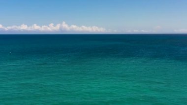 Dalgalı mavi deniz ve bulutlu gökyüzü. Okyanus silüeti.