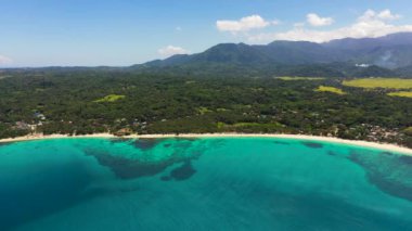 Mavi sularda güzel bir plajı olan tropik bir manzara. Pagudpud, Ilocos Norte, Filipinler.