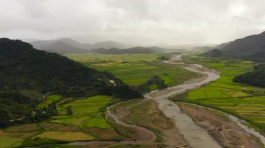 Filipinler 'deki dağların arasında tarlaları ve nehri olan bir vadi..