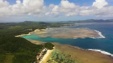 Tropik adalar ve gölcükler. Tropikal deniz manzarası. Luzon, Filipinler.