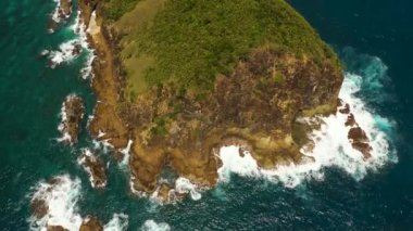 Dalgalar kayalık bir adaya çarpıyor. Santa Ana, Cagayan. Filipinler.