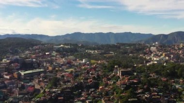 Baguio şehrinin hava aracı dağlarda yer almaktadır. Filipinler, Luzon.