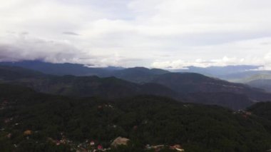 Filipinler 'de dağları ve ormanı olan tropikal bir yer..