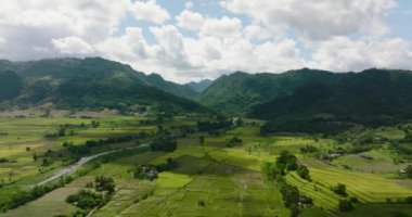 Filipinler 'deki tarım arazisi ve dağlar yukarıdan görünüyor.