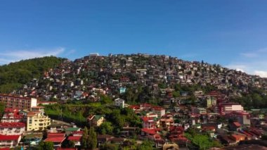Dağlık bir vilayette renkli evleri olan Baguio Şehri. Filipinler, Luzon.