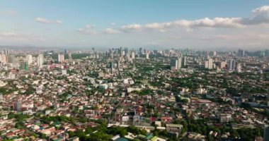 Manila şehrinin havadan görünüşü, Asya 'nın en büyük metropolü gökdelenler ve modern binalar. Filipinler.