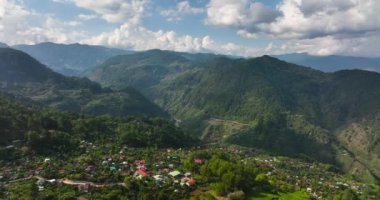 Tarım arazisi ve dağların en üst manzarası. Filipinler, Luzon.