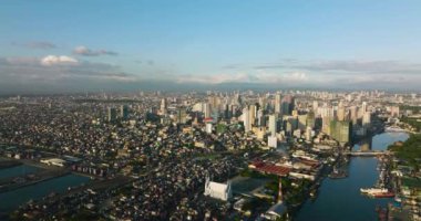 Manila 'daki gökdelenler ve iş merkezleri. Asya 'daki modern metropol. Filipinler.