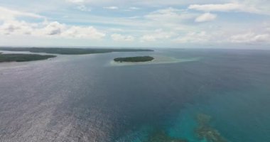 Tropik adalar ve mavi deniz. Balabac, Palawan. Filipinler.