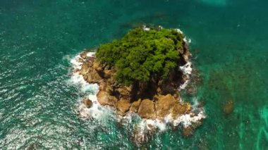 Okyanustaki Rocky Adası ve deniz sörfü. Santa Ana, Cagayan. Filipinler.