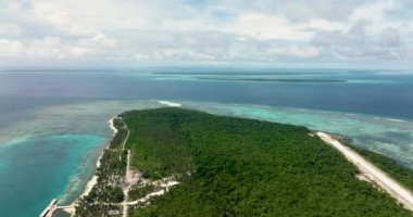 Tropik adalar ve yukarıdan mavi deniz manzarası. Balabac, Palawan. Filipinler.