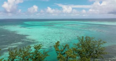 Deniz ve mercanların hava manzarası. Turkuaz su ile güzel deniz manzarası sahili. Metin için boşluk. Balabac, Palawan, Filipinler.