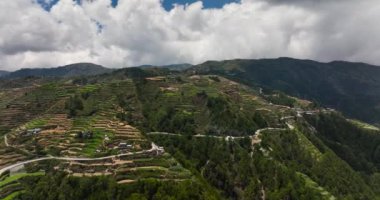 Dağlık bir bölgedeki tarımsal tarlaların ve pirinç teraslarının havadan görünüşü. Filipinler, Luzon.