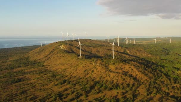Yenilenebilir Elektrik Üretimi Için Bir Grup Yel Değirmeni Rüzgâr Güç — Stok video