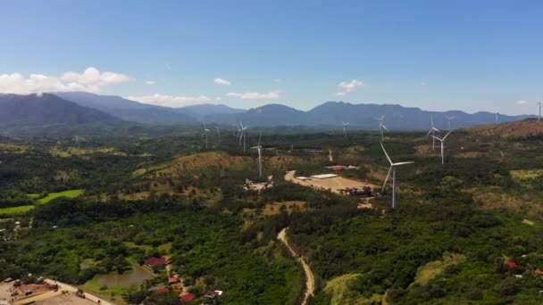 Deniz Kıyısındaki Elektrik Üretimi Için Rüzgar Türbinlerinin Hava Görüntüsü Rüzgar — Stok video