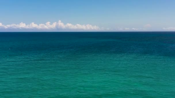 Блакитне Море Хвилями Небом Хмарами Океанський Маяк — стокове відео