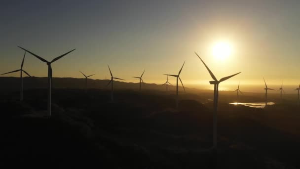 Rüzgar Türbinlerinin Hava Aracı Günbatımında Temiz Sürdürülebilir Enerji Üretiyor Rüzgar — Stok video