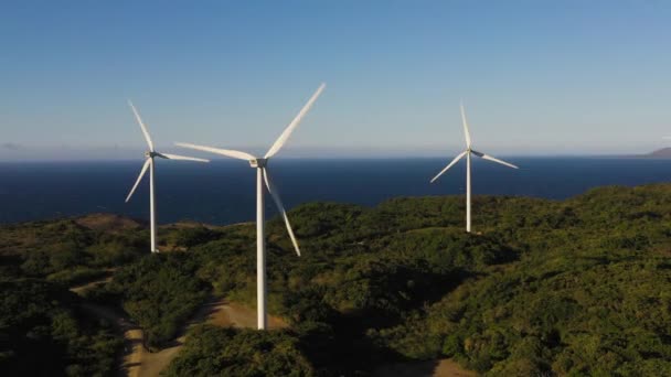 再生可能エネルギー生産のための風車のグループの空中ビュー 風力発電所 フィリピン — ストック動画