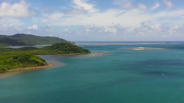 熱帯の島と青い海に囲まれた海 ルソン サンタアナ カガヤン フィリピン — ストック動画