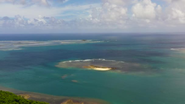 青い海のサンディ島 ワニの島だ サンタアナ カガヤン フィリピン — ストック動画