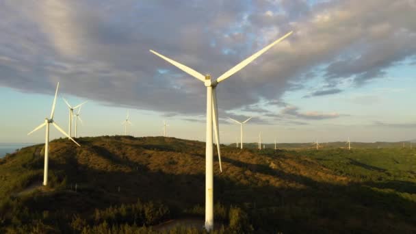 Deniz Kıyısındaki Elektrik Üretimi Için Rüzgar Türbinlerinin Hava Görüntüsü Rüzgar — Stok video