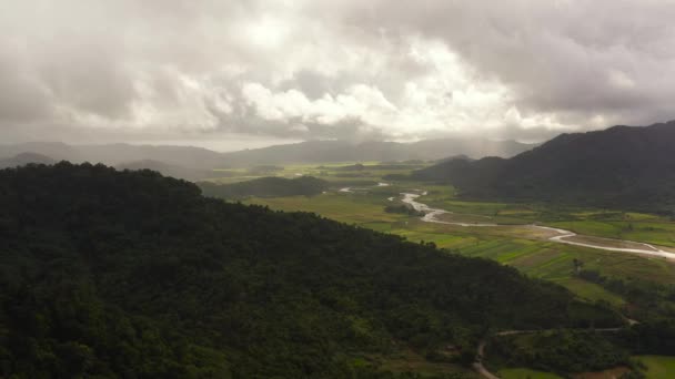Αεροφωτογραφία Της Κοιλάδας Αγροτεμάχια Και Ένα Ποτάμι Ανάμεσα Στα Βουνά — Αρχείο Βίντεο