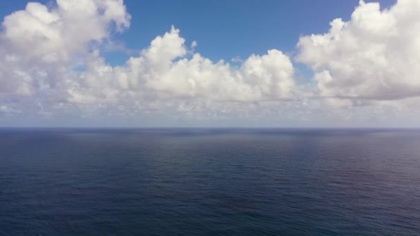 Widok Lotu Ptaka Błękitne Morze Falami Niebo Chmurami Niebo Oceaniczne — Wideo stockowe