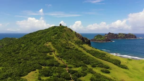 岬の灯台の空中ビュー エンガーノ岬 パラウイ島 サンタアナ フィリピン — ストック動画